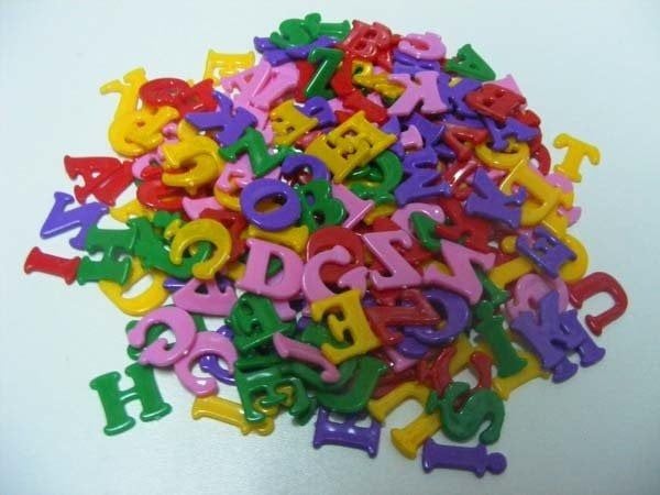 PLASTIK HARF BONCUK- RENKLİ ALFABE (1 Kg)