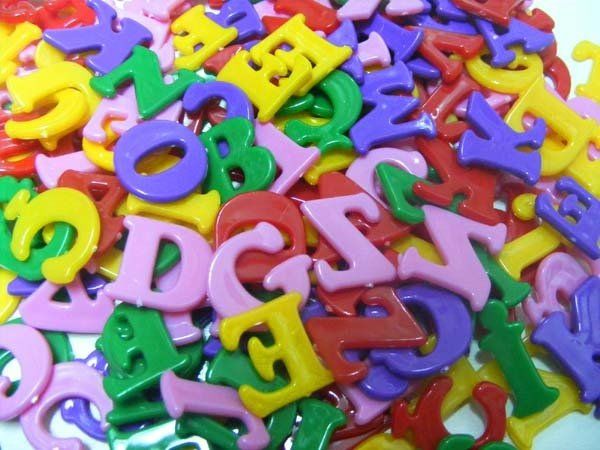 PLASTIK HARF BONCUK- RENKLİ ALFABE (1 Kg)
